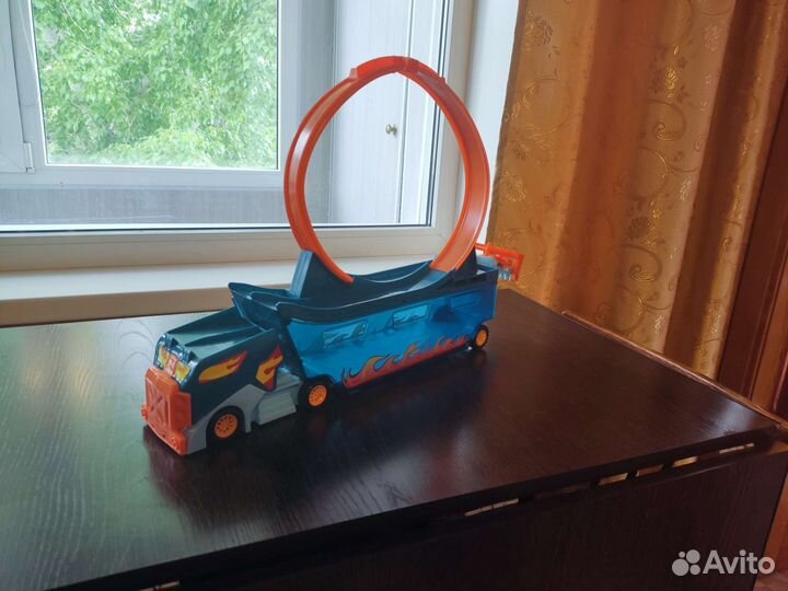 Hot wheels автовоз с трюком