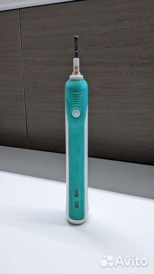 Электрическая зубная щетка Oral B