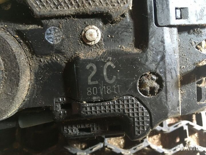 Замок задний правый Toyota RAV4