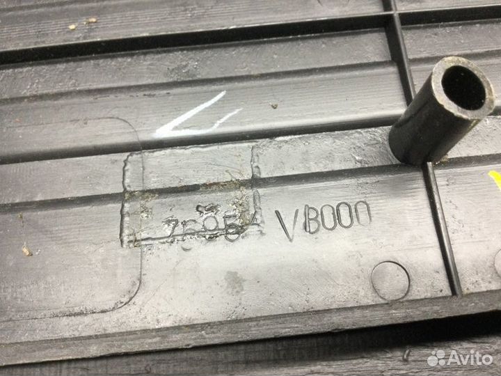 Накладка порога (внутренняя) задняя левая Nissan