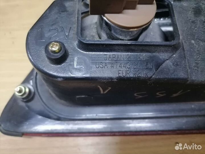 Левый фонарь крышки багажника Nissan Maxima A33