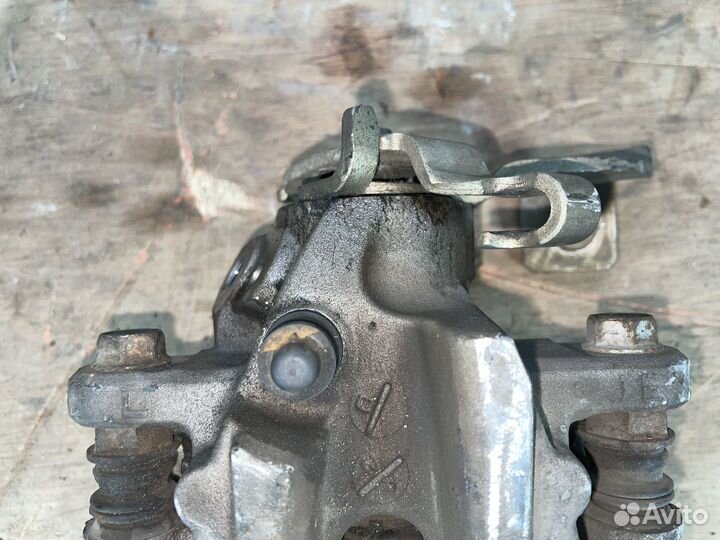 Суппорт задний левый Toyota Prius 30