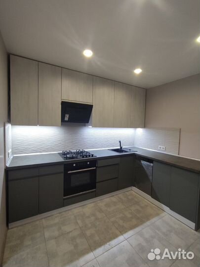 Кухня с крашенными фасадами