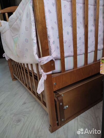 Детская кроватка с маятником