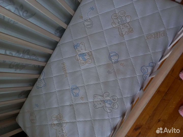 Детская кроватка-маятник