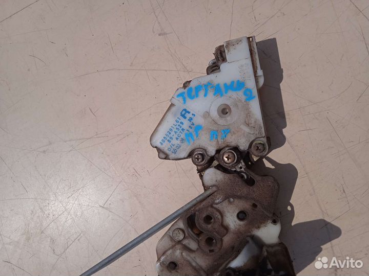 Замок двери передний правый Nissan Terrano 2