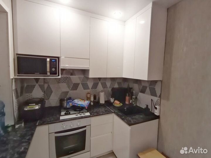 Небольшая угловая кухня