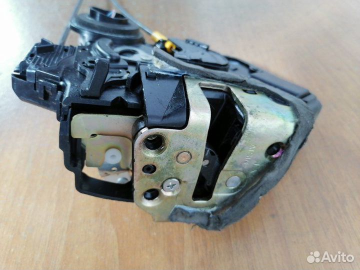 Замок двери задний правый Toyota Wish ZNE10G 1zzfe