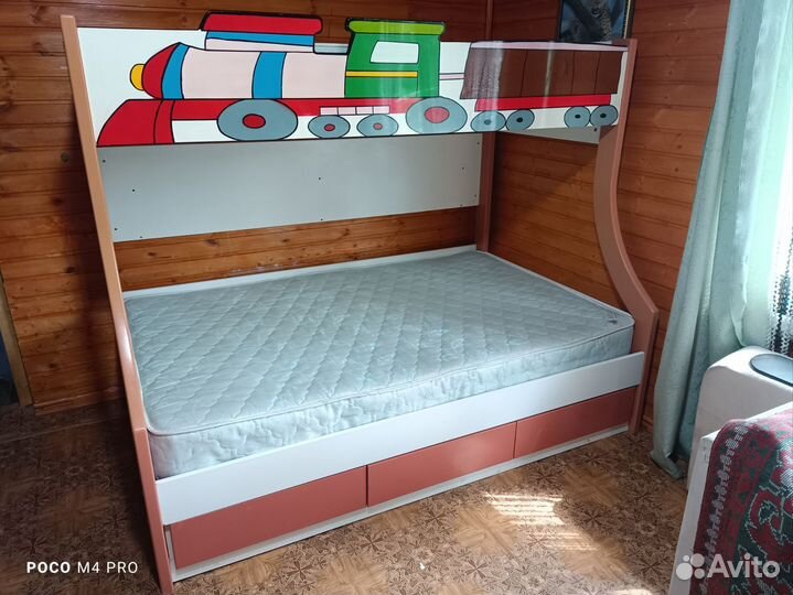 Кровать двухьярусная
