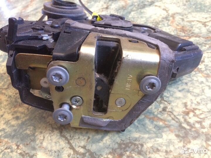 Замок двери задней правой Toyota Camry V30