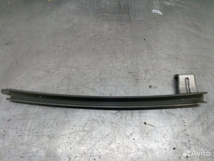 Направляющая стекла двери передняя правая Toyota