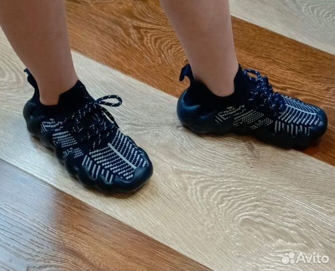 Детские новые кроссовки изики