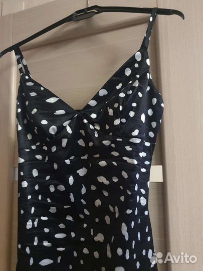 Черное платье с разрезом