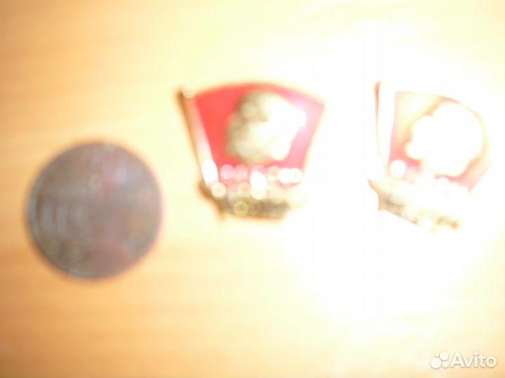 Коллекционная монета и значки