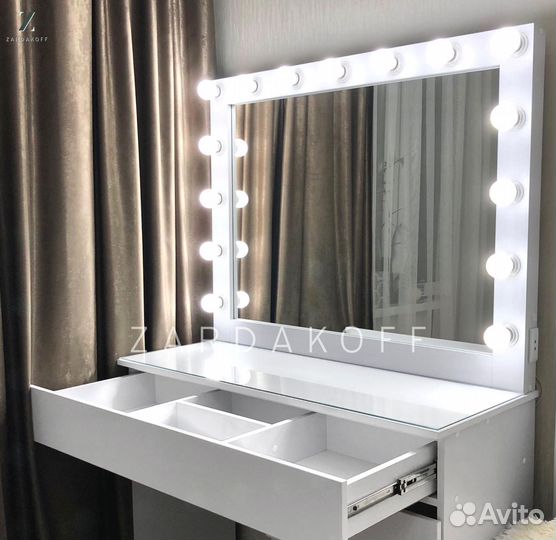 Гримерный стол и гримерное зеркало с подсветкой