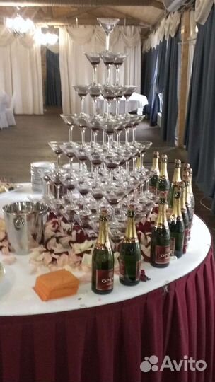 Шоу пирамида из бокалов шампанского на мероприятии