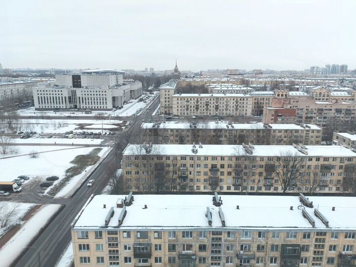 Офис с видом на город