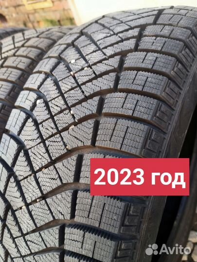 Pirelli Ice Zero FR 215/65 R16