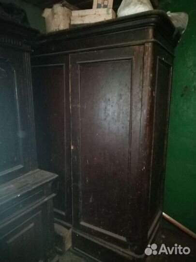 Антикварный шкаф и сервант