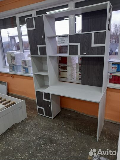 Компьютерный стол с надстройкой