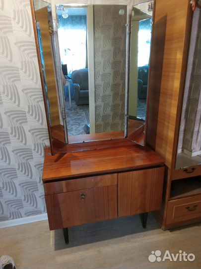 Тумба с зеркалом в прихожую