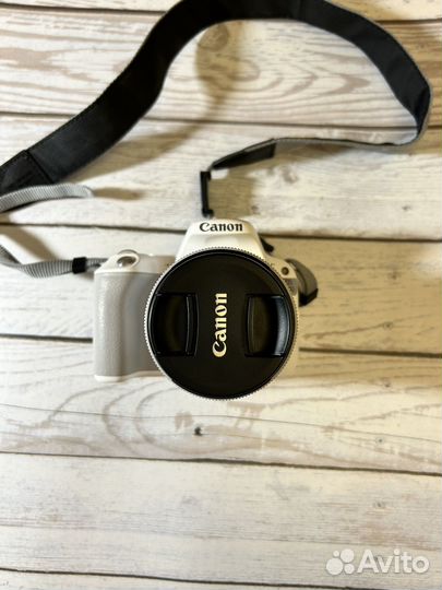 Фотоаппарат Canon 200d