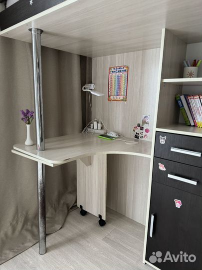 Детская кровать чердак со столом и шкафом