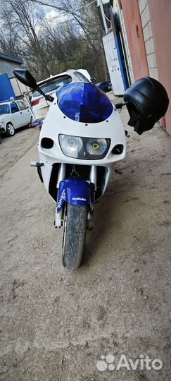 Suzuki GSX - R750
