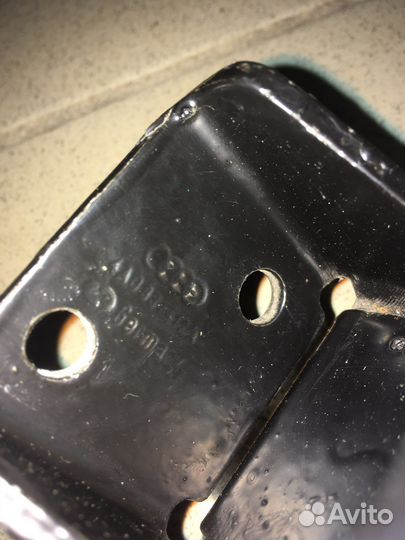 Петля нижняя передней правой двери Ауди 100/A6/S6