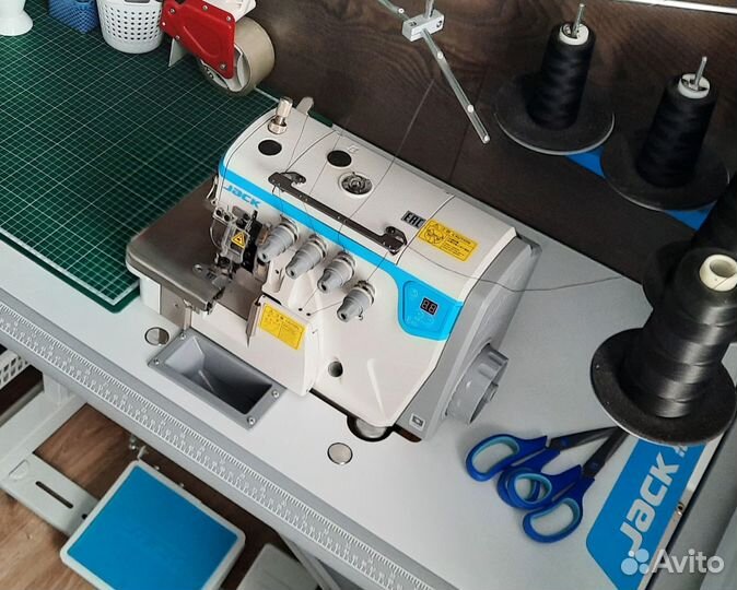 Оверлок Jack E4S-4-M03/333 (комплект голова + стол