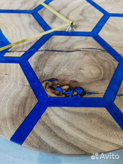 Настенные часы из карагача и эпоксидной смолы