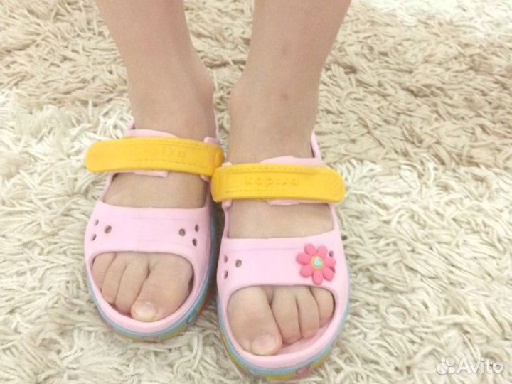 Босоножки для девочки Crocs