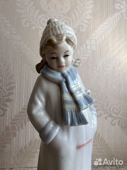 Фарфоровая статуэтка. Девочка с кошкой
