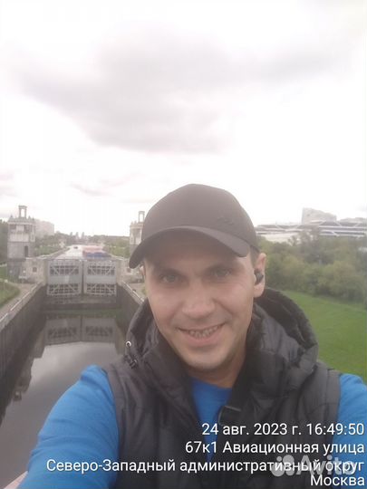 Курьер на велосипеде или самокате