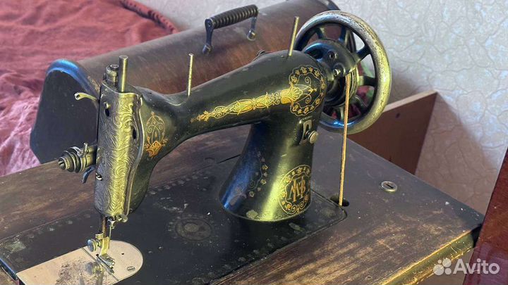 Старинная швейная машинка