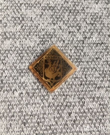 Значок времен СССР - Город Казань - Птица - Герб