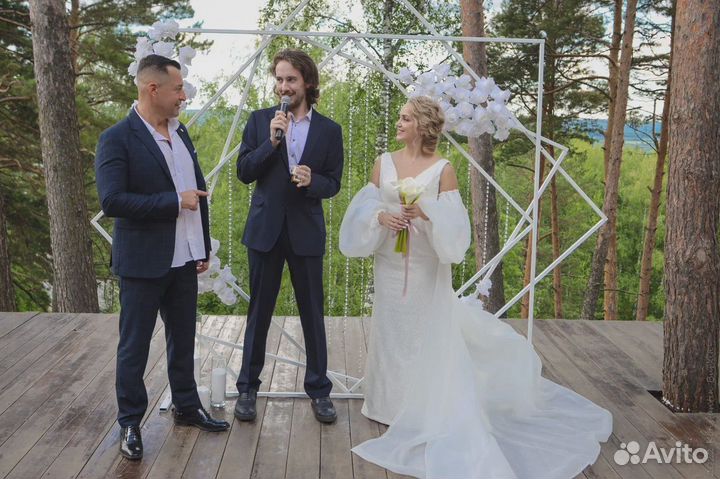 Ведущий мероприятий сценарист Арсений Митин