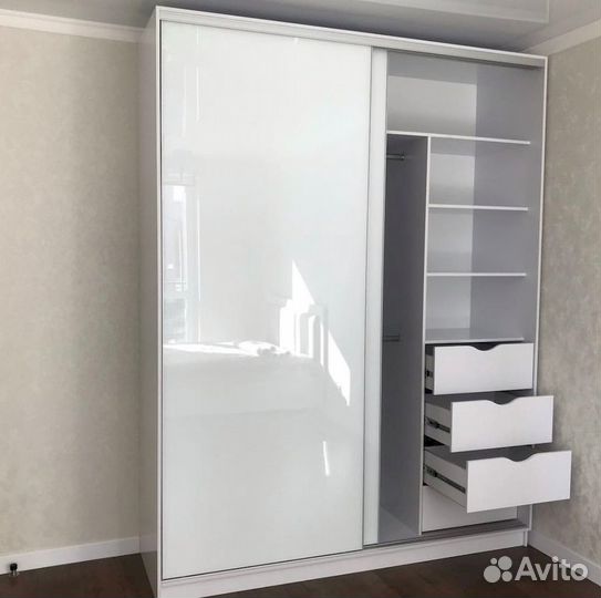 Зеркальный шкаф
