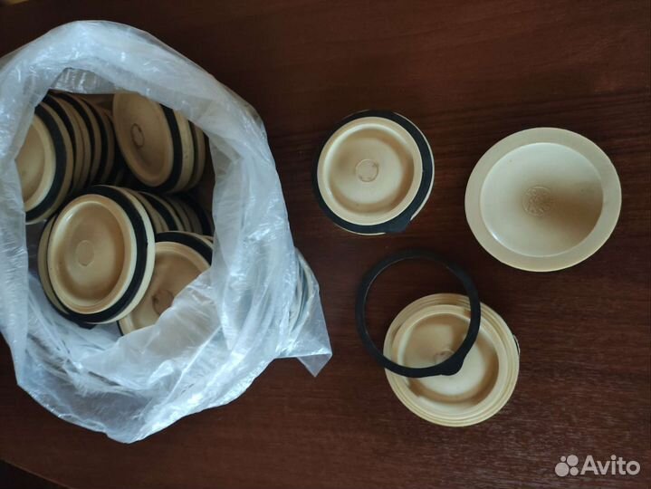 Для банкок крышки пластмассовые, 32 штуки