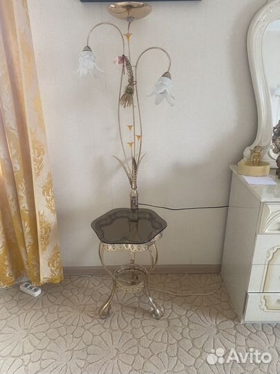 Торшер со стеклянным столиком