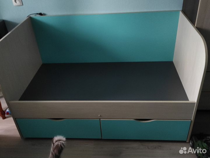 Детская кровать с двумя выдвижными ящиками
