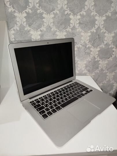 MacBook Air (13 - inch, 2017)
