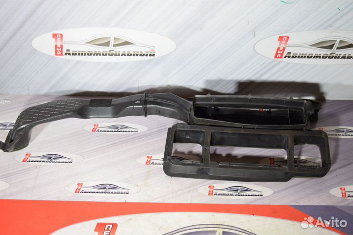 Воздухозаборник c Toyota Prius ZVW30 2ZR-FXE