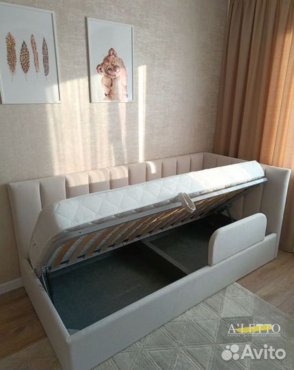 Детская кровать с подъемным механизмом