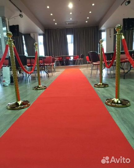 Стойка ограждение с бархатным канатом