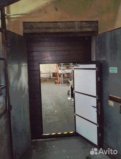 Гаражные секционные ворота с калиткой