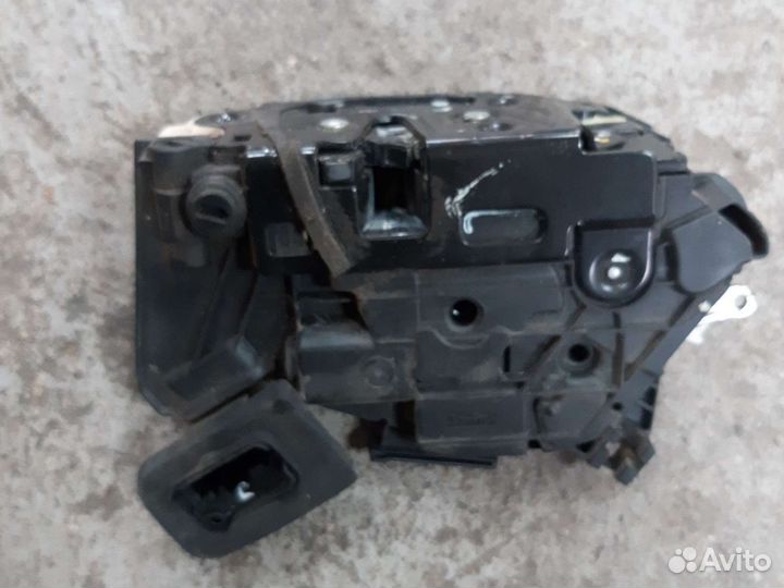 Замок двери задний Volkswagen polo седан