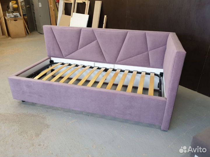 Детская кровать с бортиком