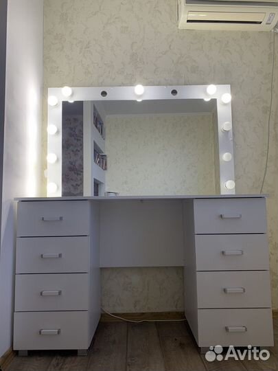 Гримерный стол с зеркалом и подсветкой