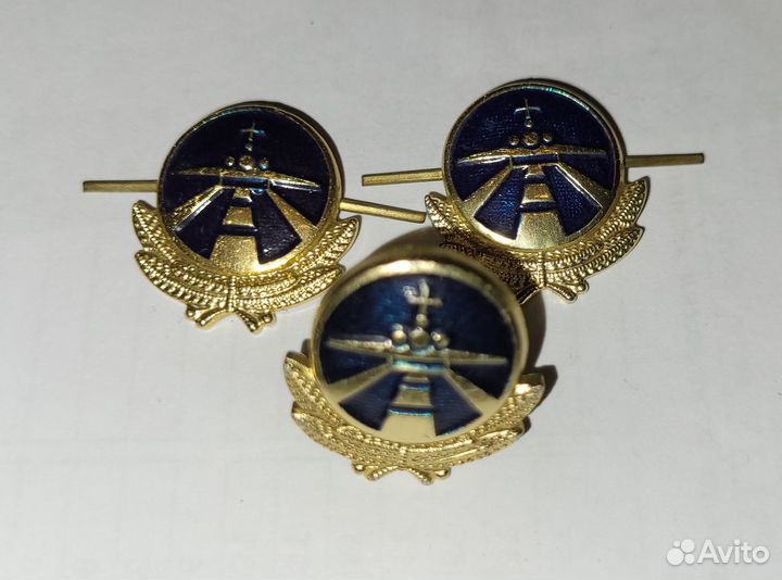 Погоны, пуговицы, знаки